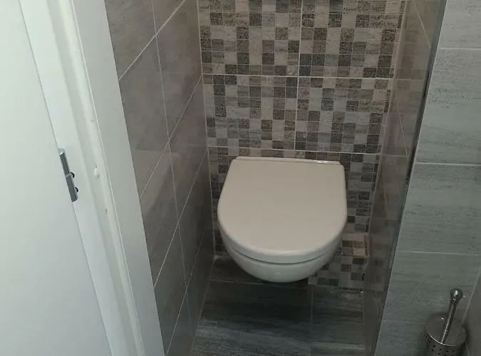 White Apartment, Kraskova 2, شقة